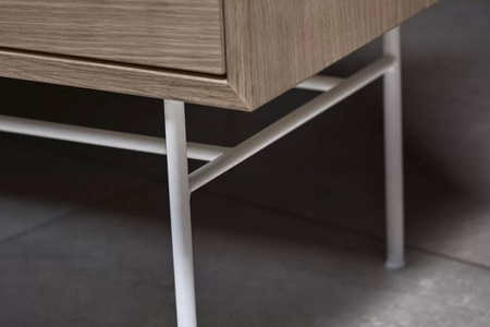 Szafka Case HiFi Furniture with base, średnia 48 cm nogi czarna stal, prawy front tkanina - dąb bielony/szary