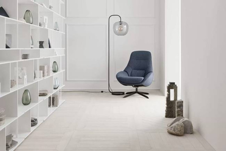 Fotel Bolia Saga armchair z czarnymi nogami Baize - light grey
