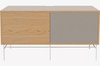 Szafka Case HiFi Furniture with base, średnia 48 cm nogi biała stal, prawy front tkanina - dąb/szary