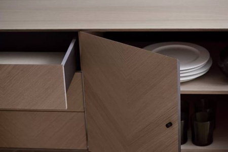 Komoda Bolia Luxe Sideboard - dąb czarny, mosiężne uchwyty
