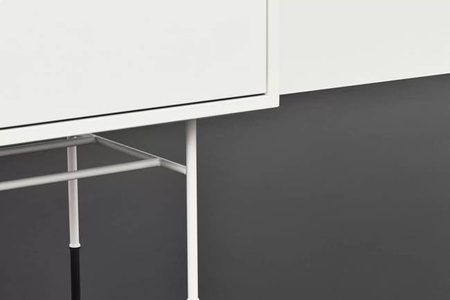 Szafka Case HiFi Furniture with base, średnia 48 cm nogi czarna stal, prawy front tkanina - dąb bielony/szary