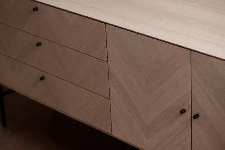 Komoda Bolia Luxe Sideboard - dąb czarny, czarne uchwyty